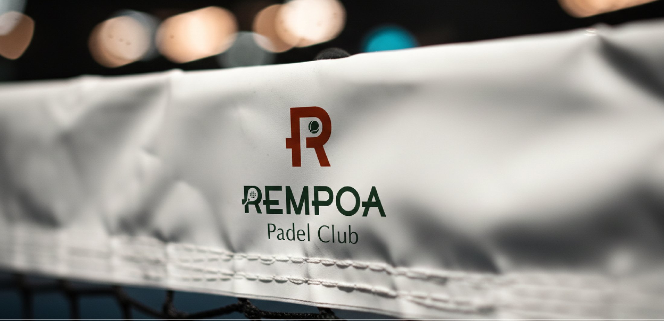 Detail net lapangan padel dengan logo Rempoa Padel Club